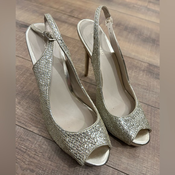 LE CHATEAU GOLD HEELS - Picture 1 of 5